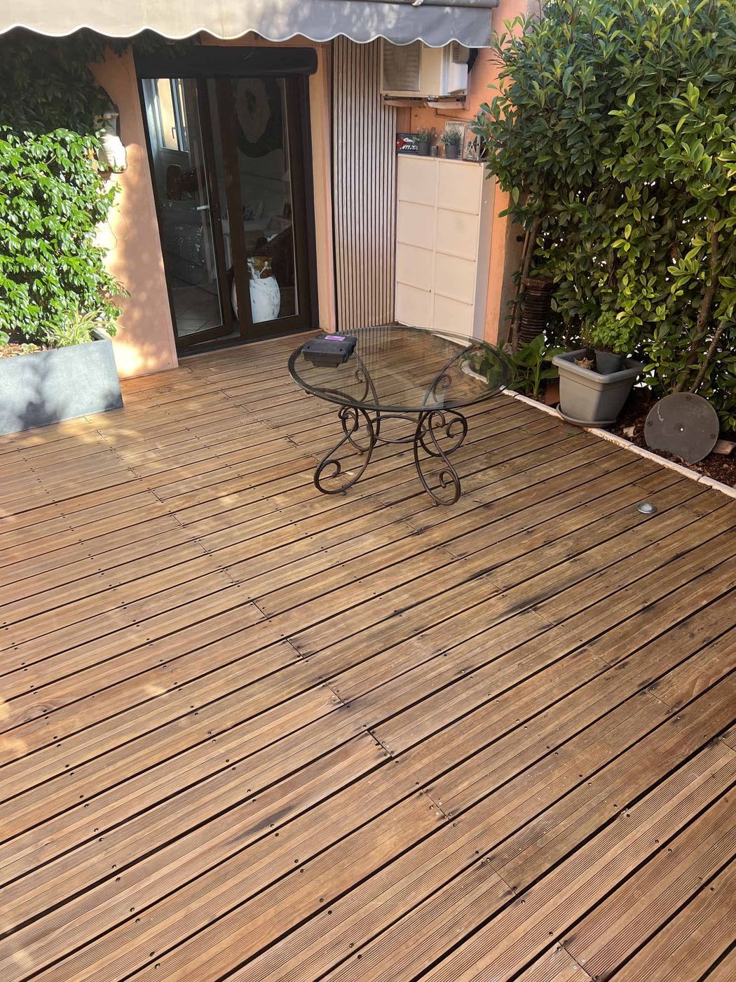 Terrasse en bois après nettoyage à la cloche de lavage