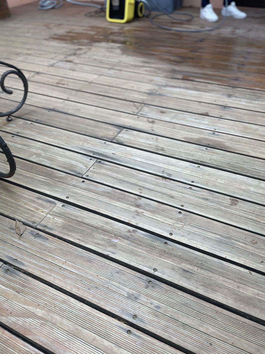 Terrasse en bois grise et encrassée avant nettoyage
